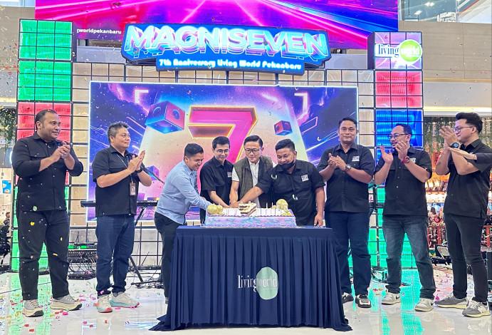 Meriah! Ulang Tahun ke-7 Living World Pekanbaru Dibuka dengan Musik dan Kue Besar