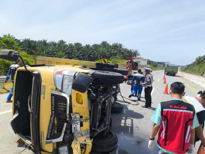 Pengemudi Mengantuk, SUV Tabrak Truk di Tol Pekanbaru–Dumai KM 10