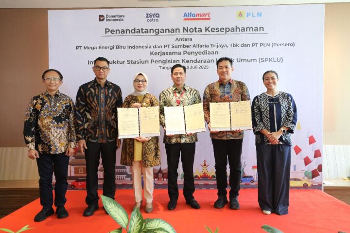 Kolaborasi PLN, Alfamart, dan MEBI Kembangkan Infrastruktur SPKLU di Lokasi Strategis Seluruh Indonesia