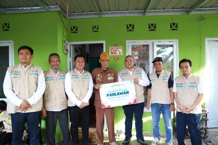 PLN dan YBM PLN Serahkan Bantuan Bedah Rumah untuk Veteran, Wujud Kepedulian di Hari Pelanggan Nasional