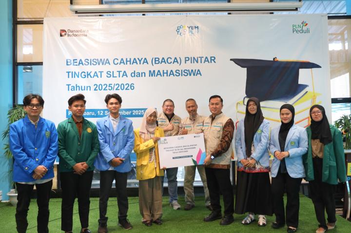 Hari Pelanggan Nasional, PLN UID Riau Kepri dan YBM PLN Salurkan Beasiswa Cahaya Pintar untuk Dukung Generasi Emas Indonesia