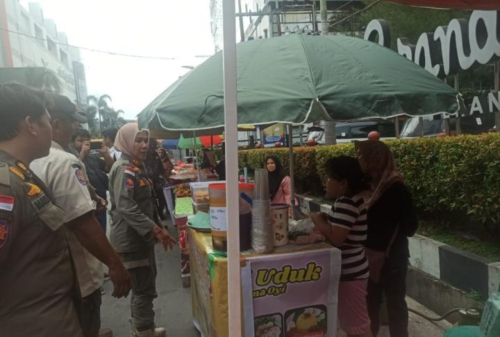 Satpol PP Pekanbaru Ingatkan PKL Takjil Jangan Pakai Badan Jalan untuk Jualan