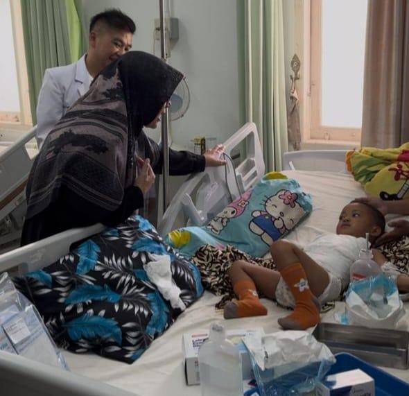 Bawa Ketupat, Bupati Siak Afni Zulkifli Kunjungi Petugas di Hari Raya