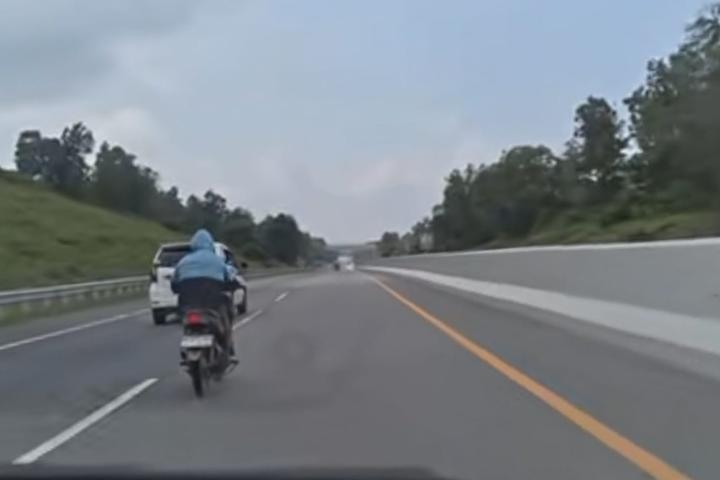 Pemotor Tanpa Helm Terobos Tol Pekanbaru-Dumai, Polisi Langsung Amankan