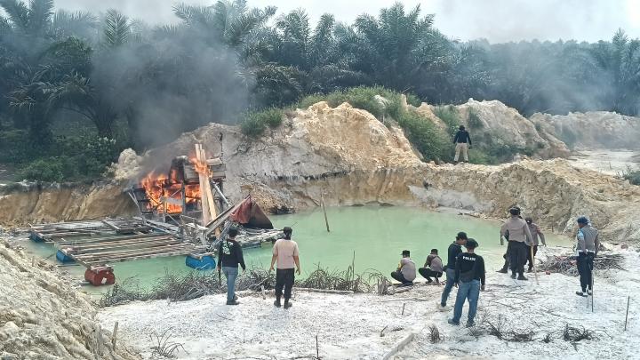 Operasi PETI Kuansing Merah Putih 2026, Ratusan Rakit Tambang Emas Dihancurkan