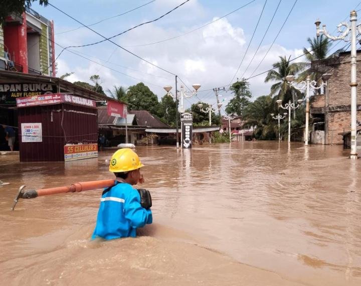 PLN Siagakan Petugas Amankan Pasokan Listrik saat Cuaca Ekstrem di Rokan Hulu Riau