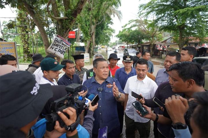 Siap Bantu Lakukan Perbaikan Jalan, Pj Gubri SF Hariyanto Tinjau Ruas Jalan Kota Pekanbaru