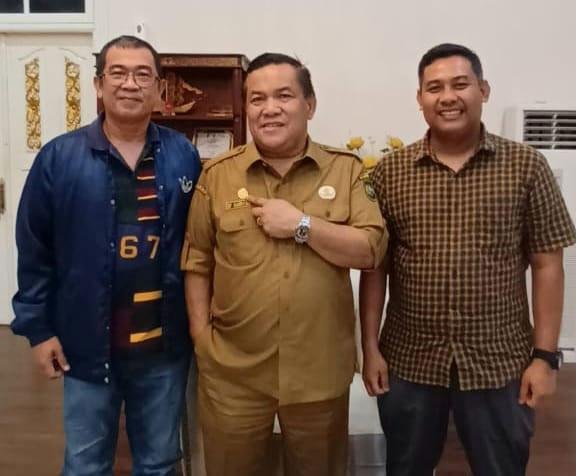 Ketua PWI Provinsi Riau Raja Isyam Azwar Sematkan Pin Emas Kepada Pj Gubri SF Hariyanto