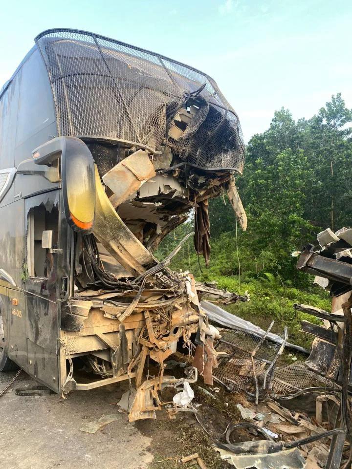 Bus Tabrak Truk Tronton di Tol Permai, 13 Penumpang Luka-luka