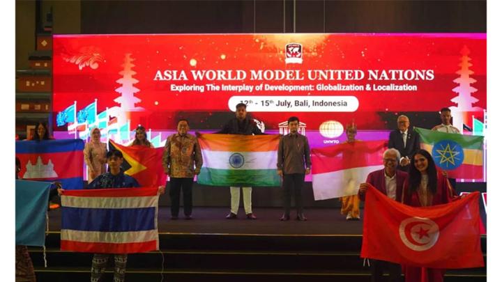 Ajang AWMUN, 22 Anak Muda Terima Beasiswa Telkomsel