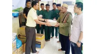 Pegadaian Kanwil II Pekanbaru Gelar “Mengetuk Pintu Langit”, Bagikan Makanan untuk Warga dan Nasabah