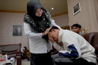 Tangis Haru Muammar Pecah Saat Diberangkatkan Ikut Pelatihan Kemensos di Bogor