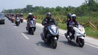 100 Bikers Honda di Pekanbaru Gelar Convoy Merdeka, Sambangi Landmark hingga Beri Bantuan UMKM