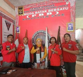 Bacalon Bupati Siak Dr.Afni Z Dikalungi Ulos Pemuda Batak Bersatu, Silaturahmi dan Diskusi Program "KITO GAS"