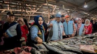 Blusukan dan Berbelanja di Pasar Dewi Sartika, Pedagang Pasar Siap Dukung Kasmarni dan Bagus Santoso Satu Kali Lagi