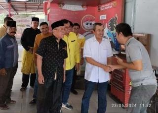 Dijenguk Syamsuar, Mantan Bupati Kuansing Sukarmis Titip Pesan Ini