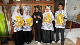 Peringati Hari Guru, Maxim Berikan Hadiah Istimewa Kepada Guru Di MTS Al-Falah Dumai