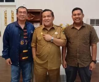 Ketua PWI Provinsi Riau Raja Isyam Azwar Sematkan Pin Emas Kepada Pj Gubri SF Hariyanto